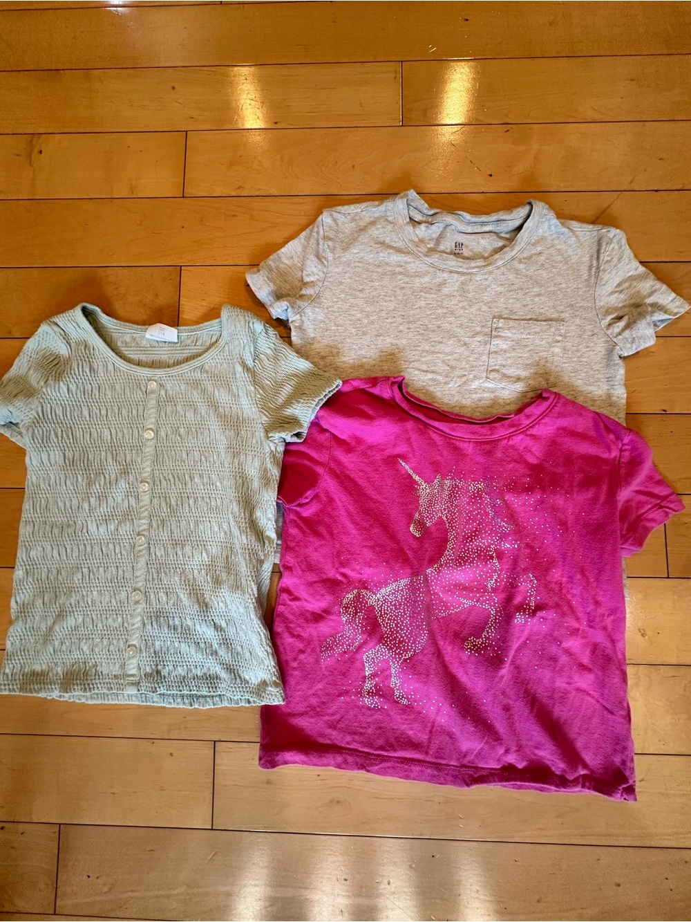 Set of 3 girls shorts sleeve shirts- Gap and Abercrombie kids.  Size (6-7)